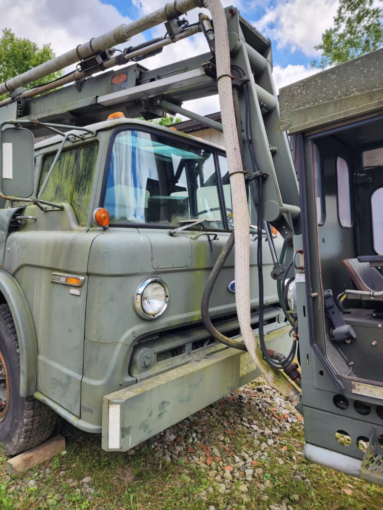 1985 Ford C800 Deicing Boom Truck with Landoll Body on Chassis/cab