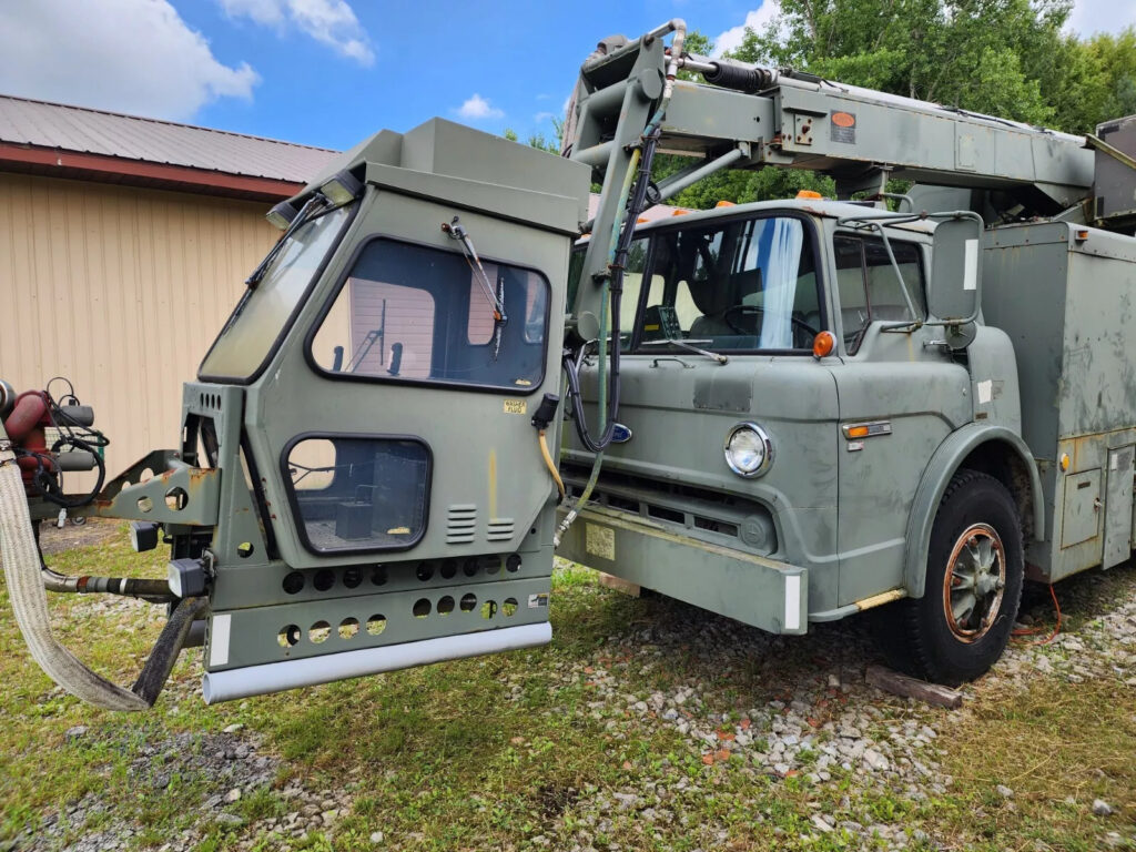 1985 Ford C800 Deicing Boom Truck with Landoll Body on Chassis/cab