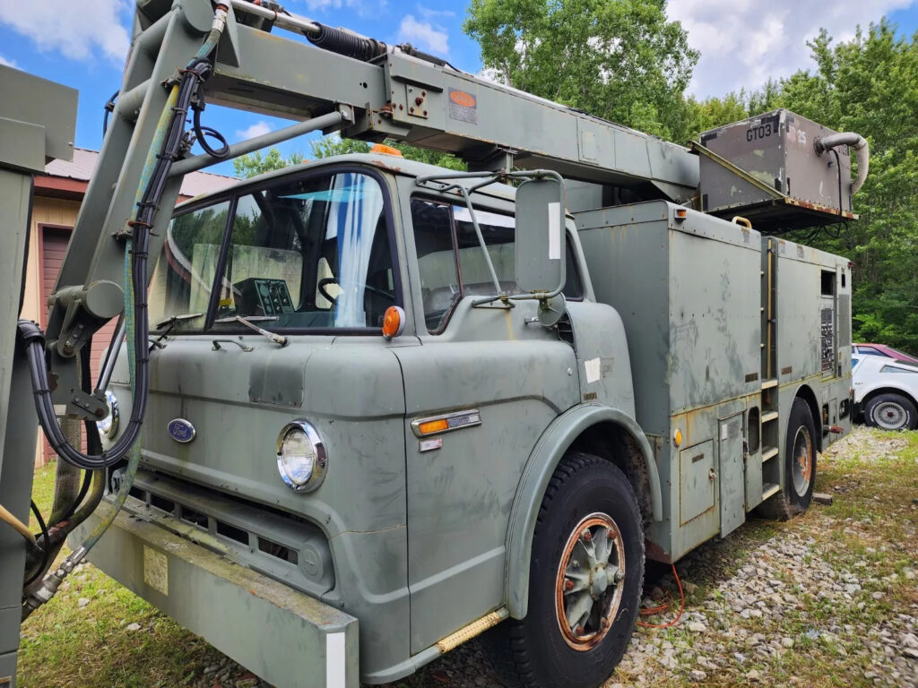 1985 Ford C800 Deicing Boom Truck with Landoll Body on Chassis/cab