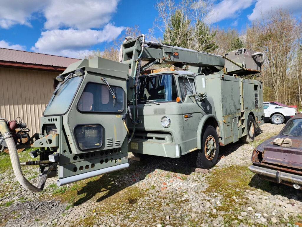 1985 Ford C800 Deicing Boom Truck with Landoll Body on Chassis/cab