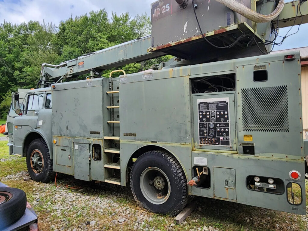 1985 Ford C800 Deicing Boom Truck with Landoll Body on Chassis/cab